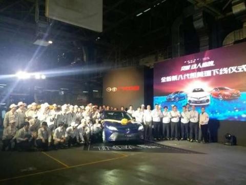 第八代凯美瑞正式下线, 上千辆车蓄势待发, 能否击败迈腾帕萨特?