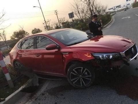 4S店销售秀车技，导致新款名爵6全国首撞，保险杠直接脱离车身