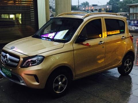 老了不跳广场舞还能干嘛？这老奶奶开着兰博基尼下赛道