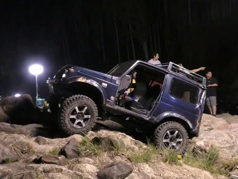 铃木吉姆尼夜间挑战越野，这车就是拿来玩儿的！