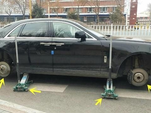 400多万的劳斯莱斯停在路边，两个车轮被偷，留下两个专业千斤顶