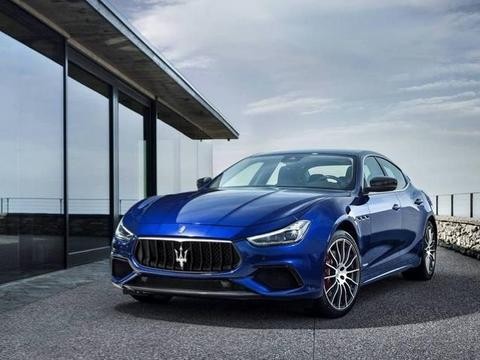 这台意大利轿跑明明可以靠颜值，却偏偏靠B格