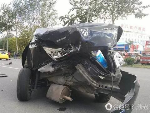 宝骏被宝马X1追尾，围观者表示：终于知道为什么宝马这么贵了！