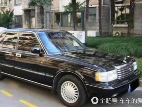 老皇冠排气管里挤满头发 修车厂小伙吓得差点报警 原来是误会一场