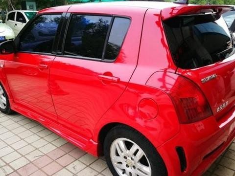 摆路边摊的小李，不到两万买日产雨燕，十年的车子开着特舒服！