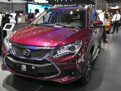 吉利帝豪高速追尾比亚迪，同是国产神车，为何质量差距这么大！