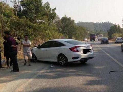 本田十代思域与雪铁龙猛撞后断轴, 车主: 这质量差距也太大了吧