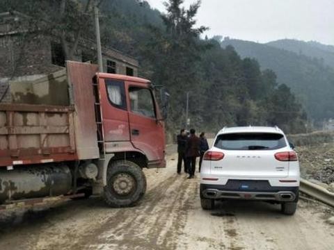 刚提的哈弗H6，在回家路上和大货车发生碰撞，车主：还真是没买错