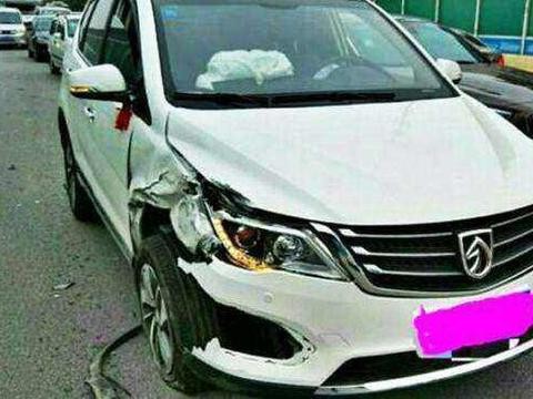 宝骏追尾汉兰达，直接撞断轴承，汉兰达车主欲哭无泪！