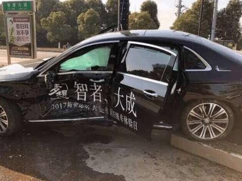 凯迪拉克猛撞奔驰E级，同样是豪车，巨大的差距让车主想打人