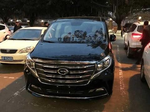 街头偶遇传祺GM8,颜值不输奥德赛，18万起叫板GL8,挑战埃尔法