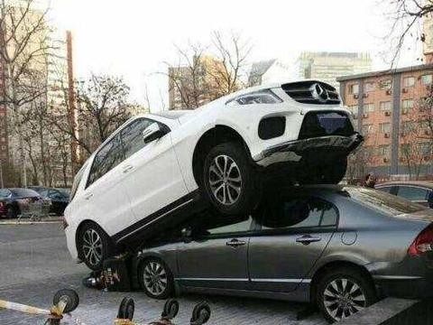 奇葩的车祸 奔驰GLE骑到了本田思域上