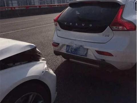 沃尔沃V60遭宝马3系追尾，车主：幸亏没买宝马，不然倒霉的是我