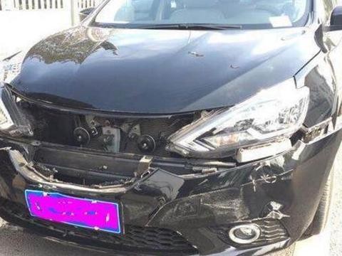 轩逸和雷凌相撞，轩逸前保险杠被撞碎