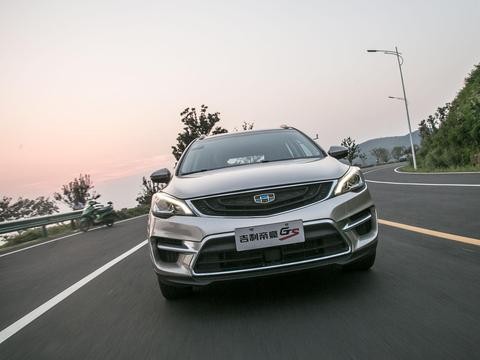 吉利帝豪追尾一辆比亚迪，帝豪受损严重，网友为两款车互掐起来