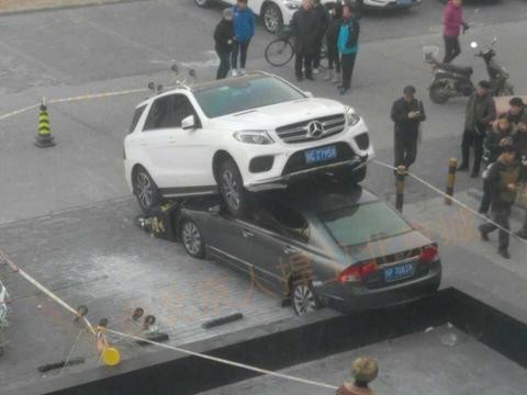 奔驰女司机操作失误，撞了外卖小哥，冲上本田车车顶