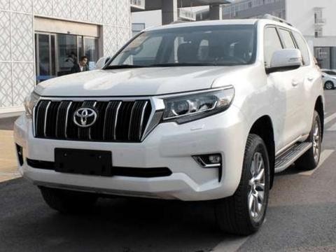 丰田普拉多追尾路虎极光，受损差距太大，车主：不敢相信