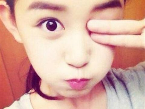 一岁拍广告，5岁做模特，6岁出道，今16岁坐上豪车，容貌美出天际