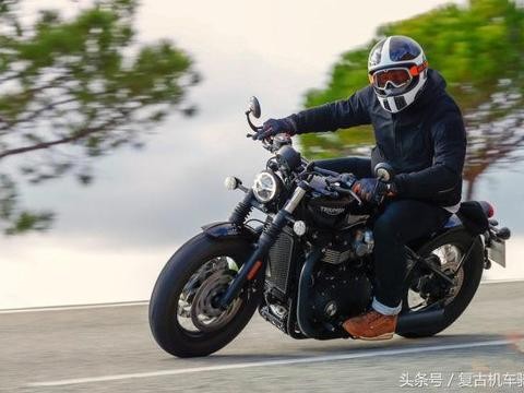 国外友人试驾2018款凯旋BOBER black