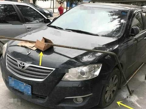 因乱停车，被人拆了车轮，还用钢筋将车焊死，是缺德还是正义？