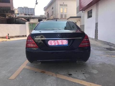 快递小哥撞上宝马豪车，丢失颜面，怒买奔驰抽脸