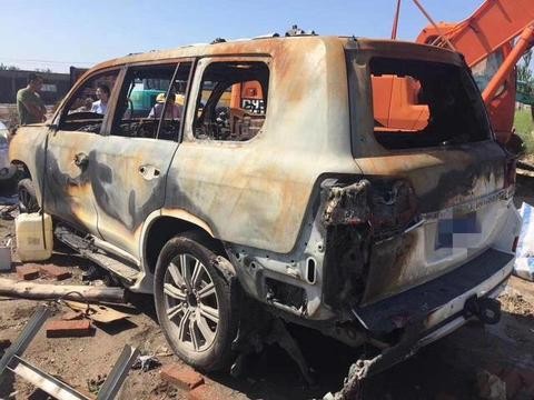 男子花3万元购买一辆丰田酷路泽残值，修好后却不能办理过户