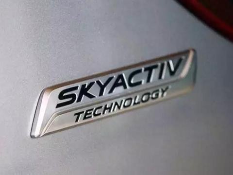 这个日本汽车品牌牛逼了！百公里油耗3.3升，取消火花塞！