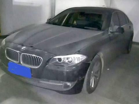 偶遇4S店库存3年宝马5系试驾车，工作人员：时间长了点，白菜价