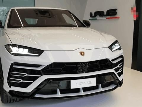 首台兰博基尼SUV到店, 颜值逆天, 网友: 小心众泰皮尺部进店测量