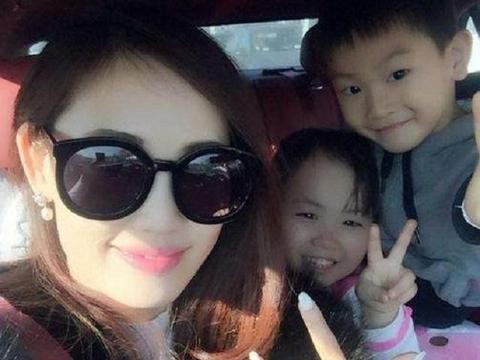 马蓉高调放松心情，开着法拉利458溜湾，狂轰油门