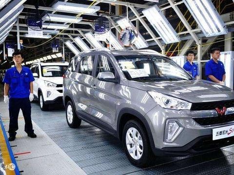 五菱宏光终于让农村人都能买车, 6万就能开回家的SUV, 值得拥有