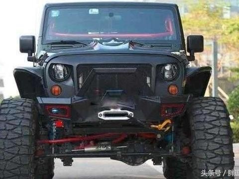 国产神车顶配3万，4驱挑战45度大坡，牧马人有点怂