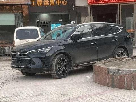 街头偶遇比亚迪王朝实车，龙眼大灯太帅气，油耗再创新低仅2L