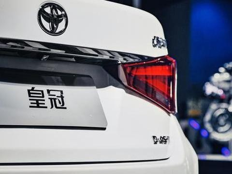 丰田皇冠“动感”上市,搭载2.0T涡轮增压发动机