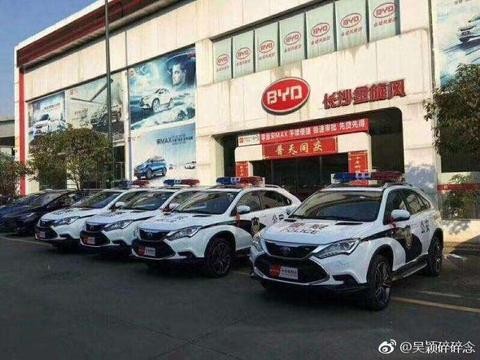 警车换成比亚迪唐 大家要小心一点