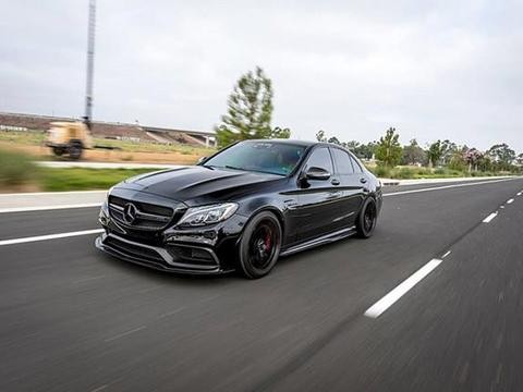 全黑梅赛德斯-AMG C63 S很低调，仔细一看换上许多碳纤维制品