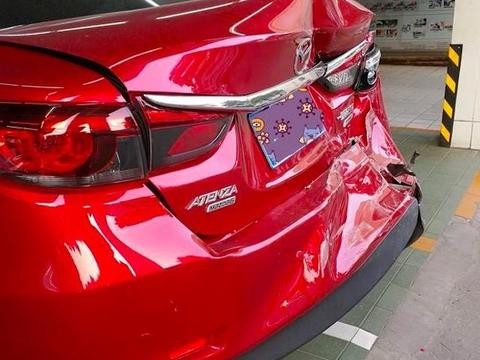 比亚迪唐追尾阿特兹，阿特兹惨不忍睹，日系车到底是不是真安全？