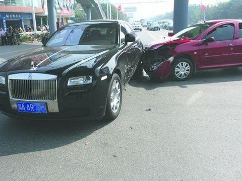 奥德赛追尾劳斯莱斯，古斯特仅刮花保险杠但本田车主卖车都不够赔