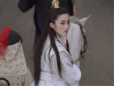 最美赵敏，搭档周星驰李连杰走红，今49岁豪车出行，容貌美出天际