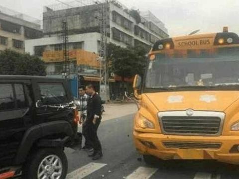 北京BJ40刚提一周就被追尾，车身真是纸糊的，车主一脸茫然