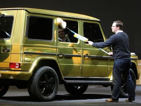 早已不新鲜奔驰车，还在疯狂加价？为什么小姑娘们如此的喜欢它？