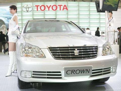 全新丰田皇冠大换脸, 不看LOGO都分辨不出来, 网友: 皇冠变丑了!