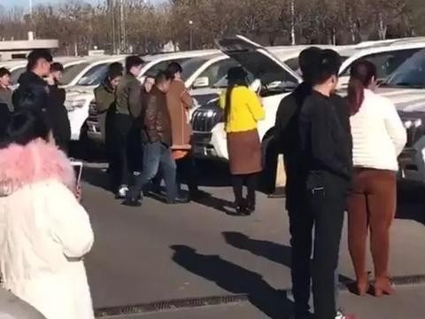 全国首批18款霸道2700亮相天津港引大批围观火热进行中