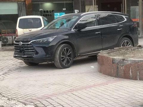 街头偶遇新款比亚迪唐, 颜值不输奥迪,车尾酷似保时捷, 油耗仅2L