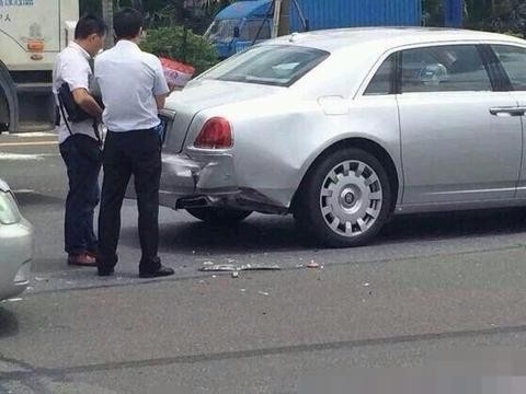 劳斯莱斯被丰田皇冠追尾，修车费用让丰田车主直呼太刺激了