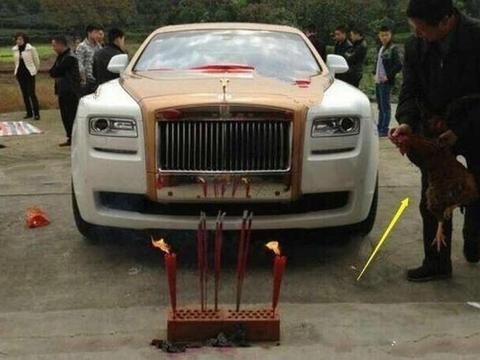 老板怒提劳斯莱斯限量版古思特，看到车牌后路人表示车被糟蹋了