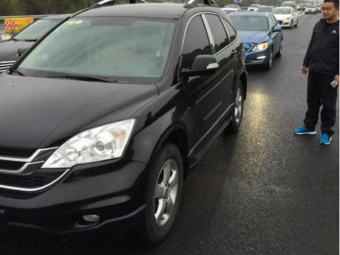 沃尔沃S60高速追尾本田CRV，看到两车差距后，车主当场崩溃