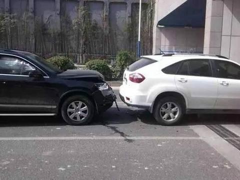 大众途锐追尾比亚迪S6，车主一脸懵逼：还是你皮实耐用