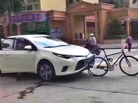 丰田雷凌追尾自行车，自行车丝毫无损，雷凌保险杆却凹陷，太好笑