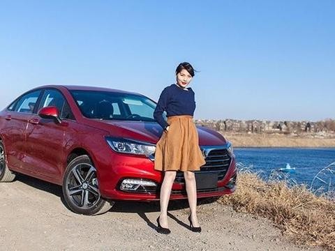 每周都去4S店砍价！纠结3个月终于7万提到这车，完胜英朗！